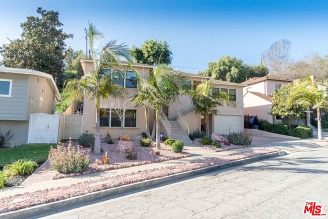 5667 Heatherdale Dr in Los Angeles, CA - Building Photo - Building Photo