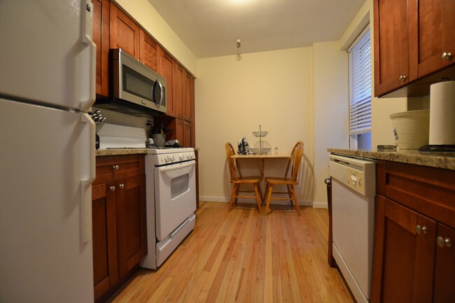 2005 Commonwealth Ave, Unit 2 in Boston, MA - Building Photo - Building Photo