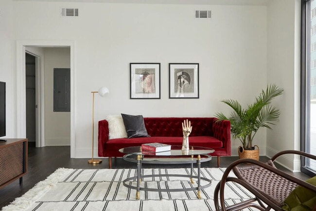 301 St Charles Ave in New Orleans, LA - Building Photo - Building Photo