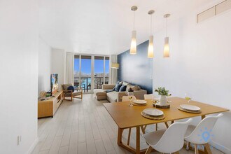 2602 E Hallandale Beach Blvd in Hallandale Beach, FL - Foto de edificio - Building Photo