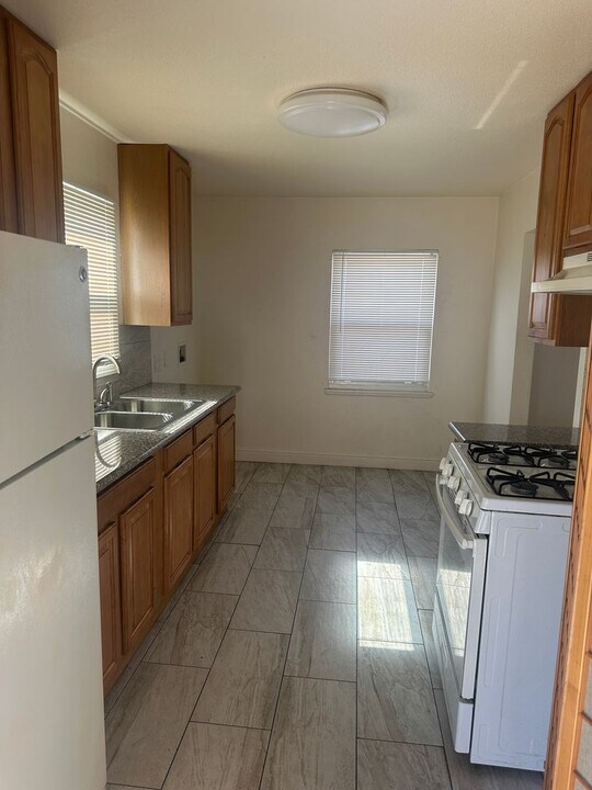 6614 Bancroft Ave in Oakland, CA - Building Photo