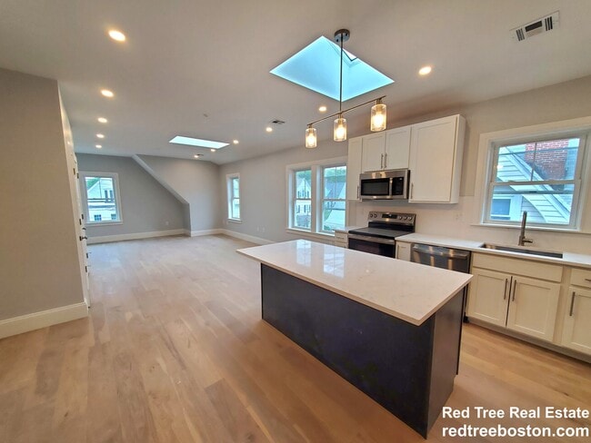 51 Fairbanks St, Unit 3