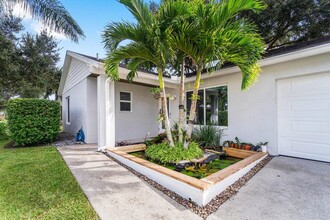 125 Lakeside Cir in Jupiter, FL - Building Photo - Building Photo