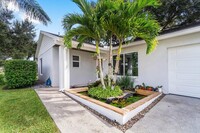 125 Lakeside Cir in Jupiter, FL - Foto de edificio - Building Photo