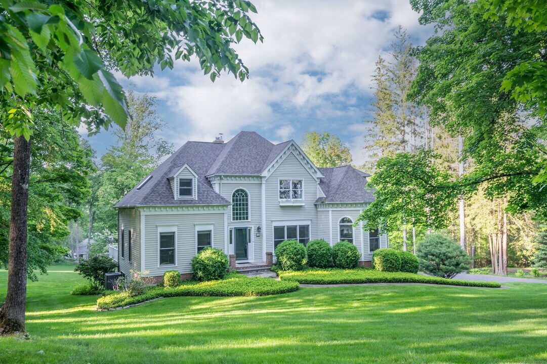 64 Riverford Rd in Brookfield, CT - Foto de edificio