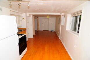 809 S Summit Ave, Unit 1BR in Bremerton, WA - Building Photo