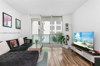 950 Brickell Bay Dr, Unit 403 in Miami, FL - Building Photo - Building Photo