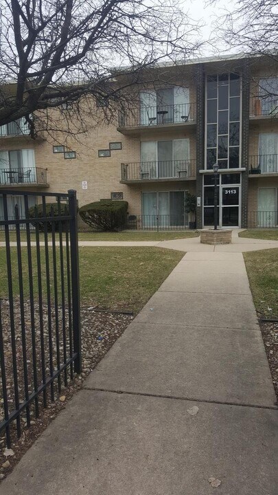 3113 Bernice Rd in Lansing, IL - Foto de edificio