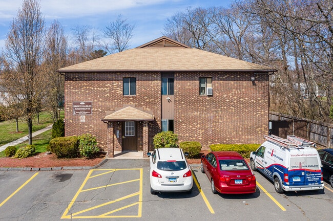 Brown Gables in Plainville, CT - Foto de edificio - Building Photo