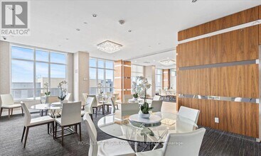 9205-9205 Yonge St in Richmond Hill, ON - Building Photo - Building Photo