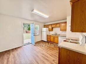 6028 Forest Dr in Commerce City, CO - Foto de edificio - Building Photo