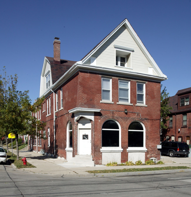 800 E Chambers St in Milwaukee, WI - Foto de edificio - Building Photo