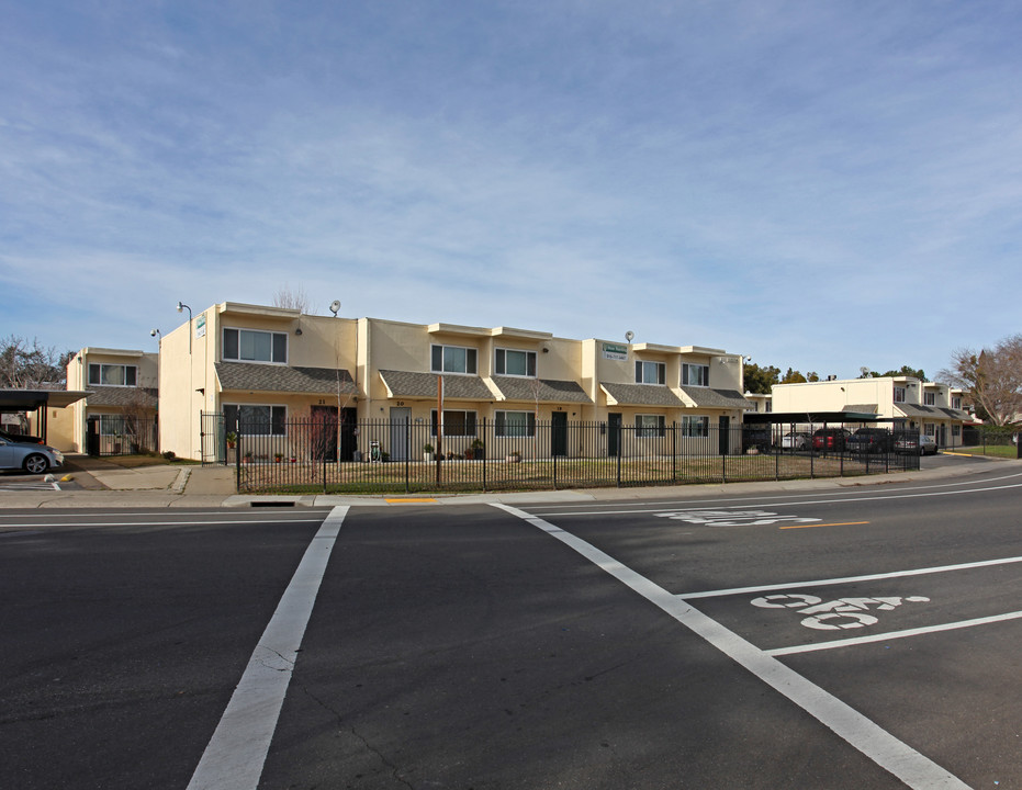 10273 Mills Station Rd in Rancho Cordova, CA - Building Photo