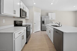 553 Kingsbury Ln in Lehigh Acres, FL - Building Photo - Building Photo