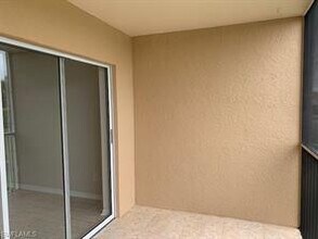 9660 Victoria Ln-Unit -A-205 in Naples, FL - Foto de edificio - Building Photo