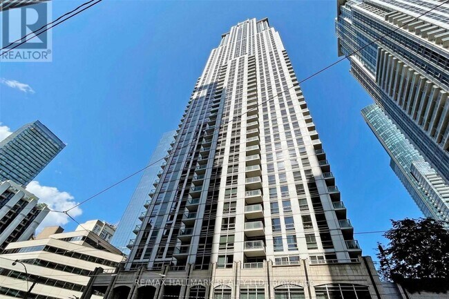 736 Bay St. in Toronto, ON - Building Photo - Building Photo