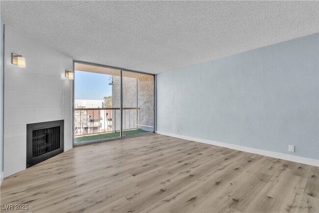 725 N Royal Crest Cir in Las Vegas, NV - Building Photo - Building Photo