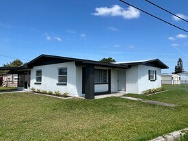 202 7th St NW in Ruskin, FL - Building Photo