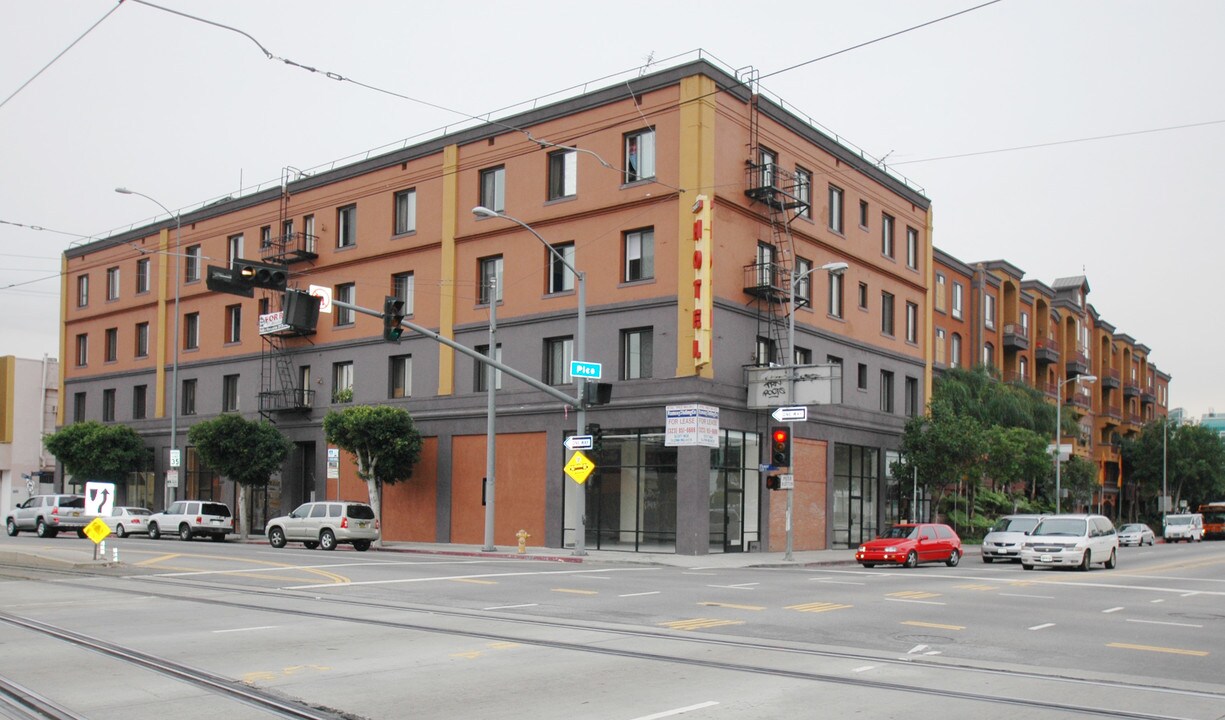 Oviatt Apartments in Los Angeles, CA - Building Photo