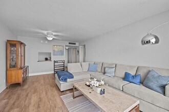 470 Executive Center Dr, Unit 0052 in West Palm Beach, FL - Building Photo - Building Photo