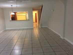 10022 NW 41st St in Doral, FL - Building Photo - Building Photo