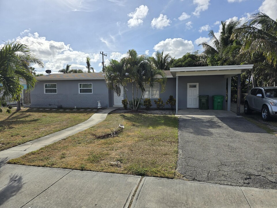 349 Greenbrier Dr in Lake Worth, FL - Building Photo