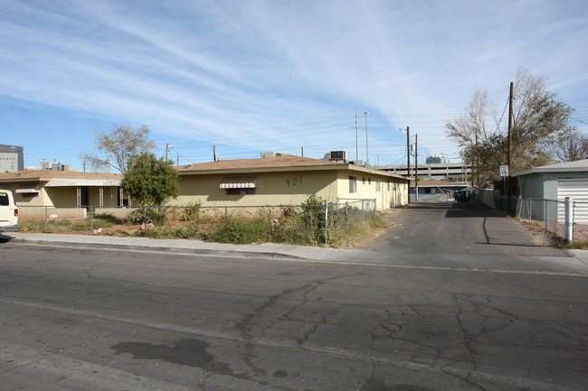 921 Desert Ln in Las Vegas, NV - Building Photo - Building Photo