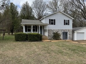10125 N Twin Springs Rd in Bon Aqua, TN - Building Photo