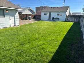 617 Thayer Dr in Richland, WA - Foto de edificio - Building Photo