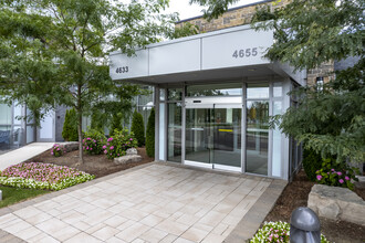 4633 Glen Erin Dr in Mississauga, ON - Building Photo - Building Photo