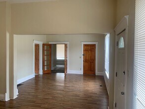 27 W 9th Ave in Hutchinson, KS - Building Photo - Building Photo
