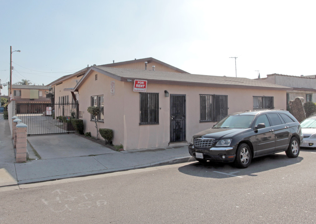 7004 Mountain View Ave in Huntington Park, CA - Foto de edificio