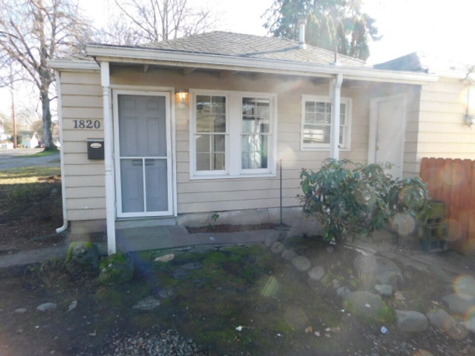 1810-1820-1820 Mill St SE in Salem, OR - Building Photo