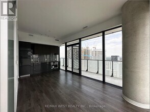 161-3161 Roehampton Ave in Toronto, ON - Building Photo - Building Photo