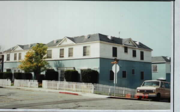 Commodore Apartments in Hermosa Beach, CA - Building Photo