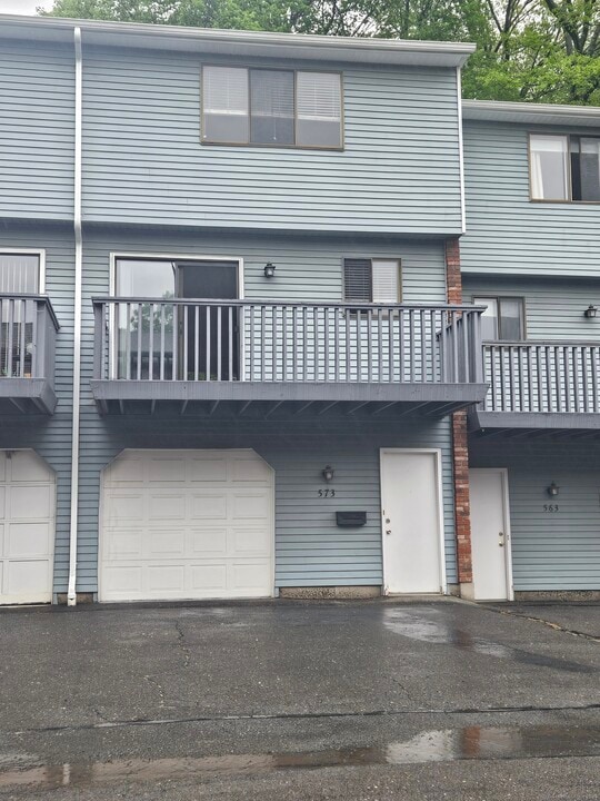573 Churchill Dr in Newington, CT - Building Photo