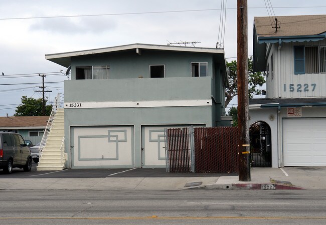 15231 Prairie Ave in Lawndale, CA - Foto de edificio - Building Photo