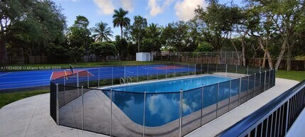 9811 SW 96th St, Unit 1105 in Miami, FL - Foto de edificio - Building Photo