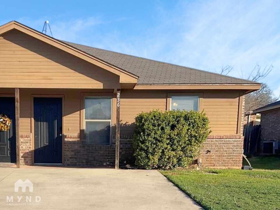 236 Walnut Bend Rd in Springtown, TX - Building Photo