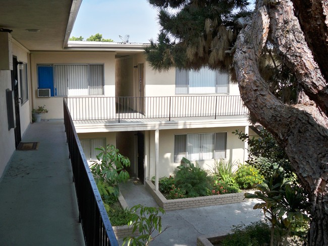 Larch Street in Lawndale, CA - Foto de edificio - Building Photo