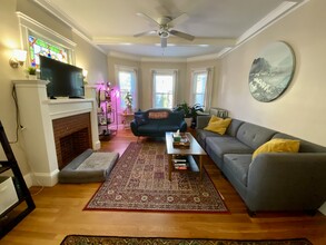 51 Patten St, Unit 1 in Boston, MA - Foto de edificio - Building Photo