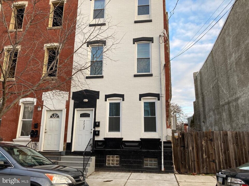 2225 W Thompson St in Philadelphia, PA - Building Photo