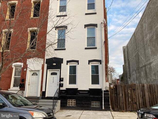 property at 2225 W Thompson St