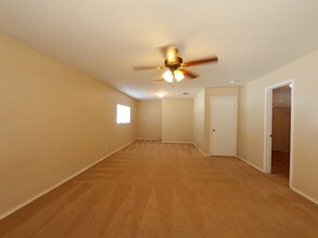 8015 Ashwood Pointe in San Antonio, TX - Building Photo - Building Photo