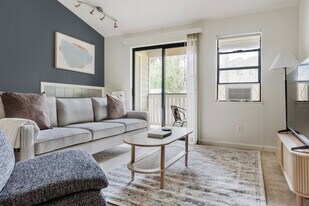 15606 NE 40th St in Redmond, WA - Building Photo