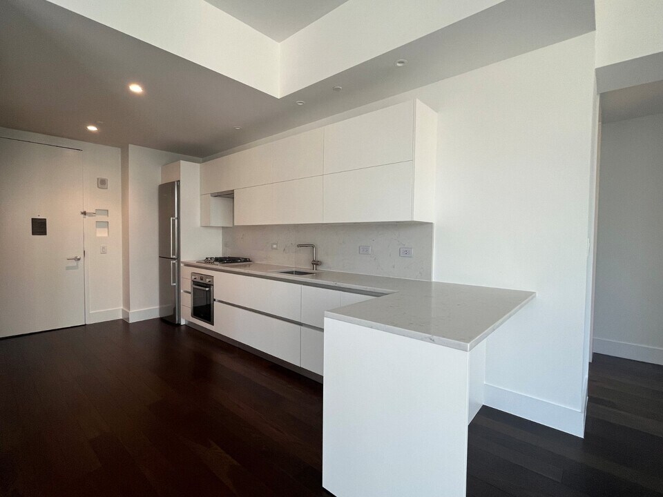 222 E 44th St in New York, NY - Building Photo