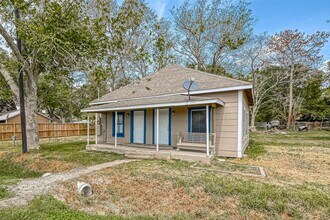 406 Woodward St in Damon, TX - Building Photo - Building Photo