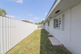 9680 SW 77th St in Miami, FL - Foto de edificio - Building Photo
