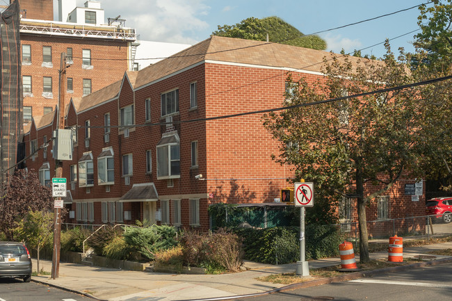 12306 83rd Ave in Kew Gardens, NY - Foto de edificio - Building Photo