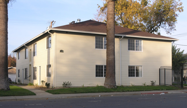 Courtyard Village in West Sacramento, CA - Building Photo - Building Photo